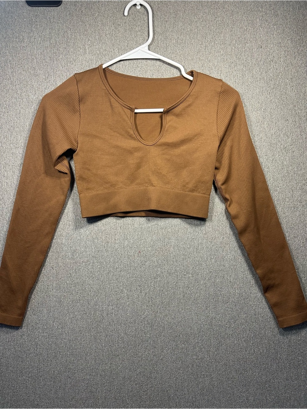 Ribbed Long-Sleeve Cropped Keyhole Top - Brown